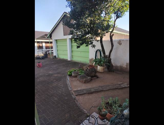 3 BEDROOM FREEHOLD FOR SALE IN BARRY HERTZOG PARK